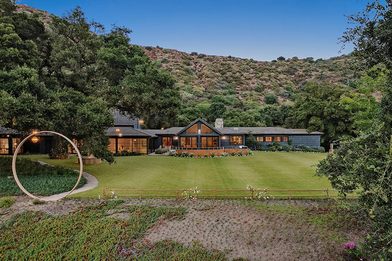 Lakefront Estate – The Villa Exterior